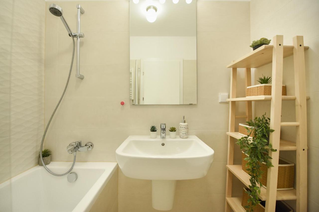 Vacation Feel - 2br With Terrace & Private Parking In Baneasa Bucarest